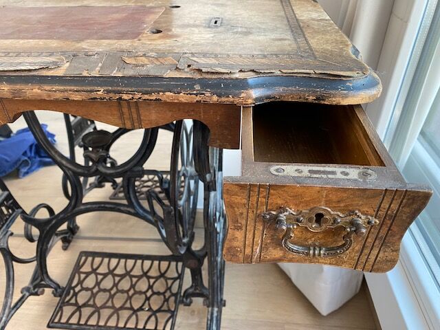 Courthiade period sewing machine