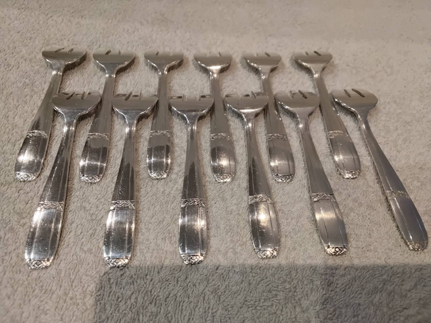 12 silver-plated oyster forks by silversmith Argit, Art Deco floral design