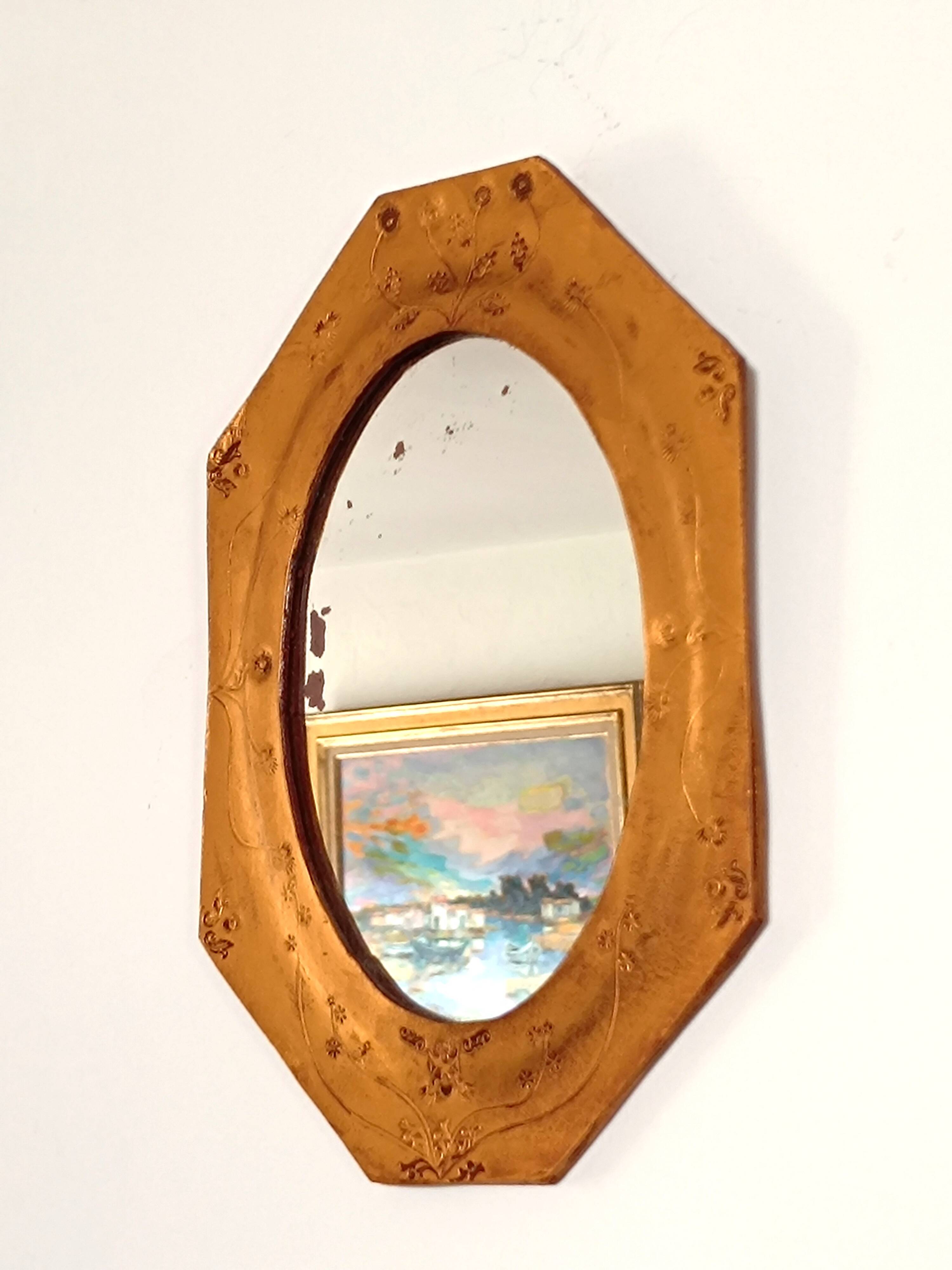Small octagonal mirror in gold leather