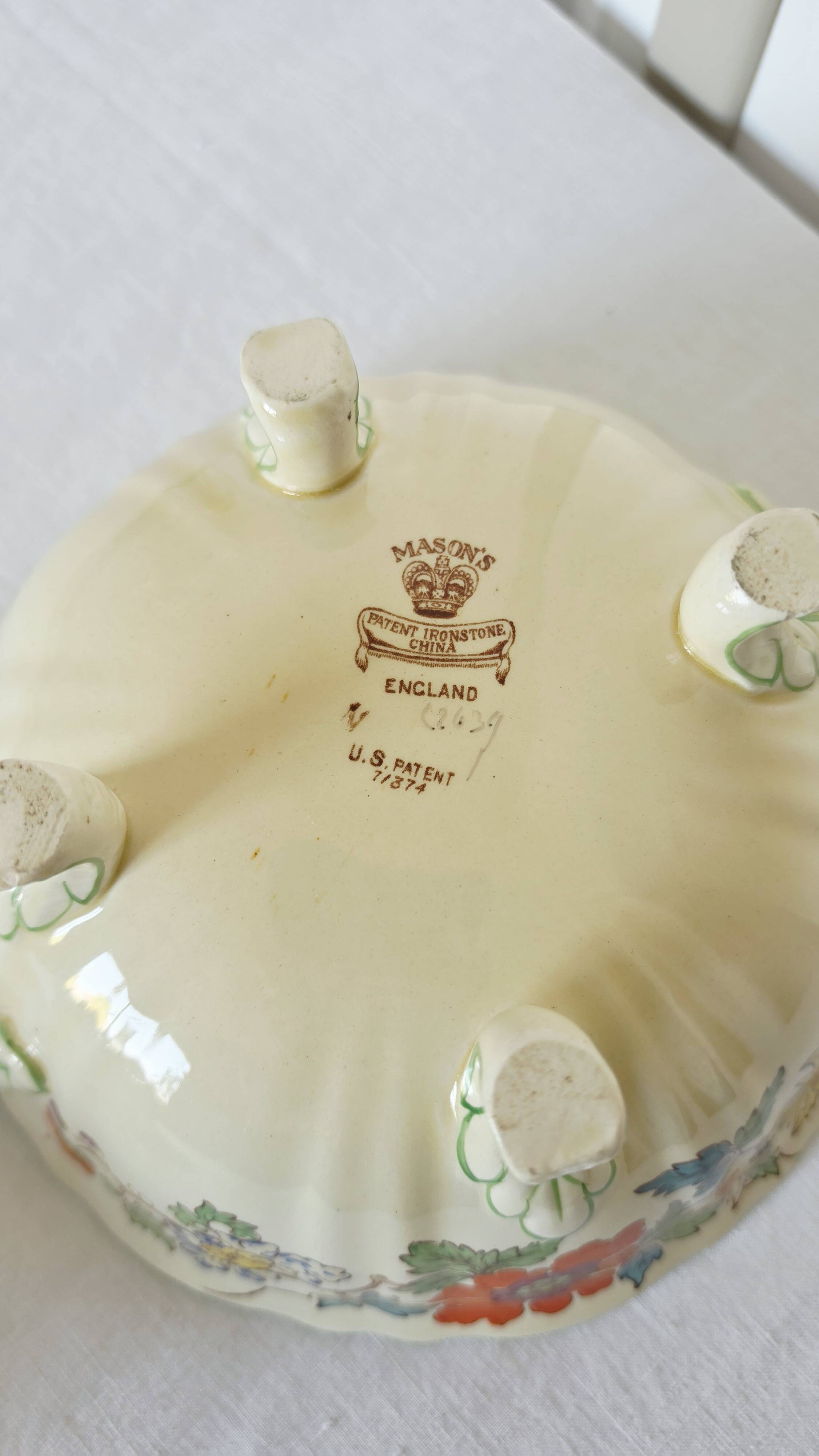 Antique soup tureen on feet from the prestigious English manufacturer Mason's,