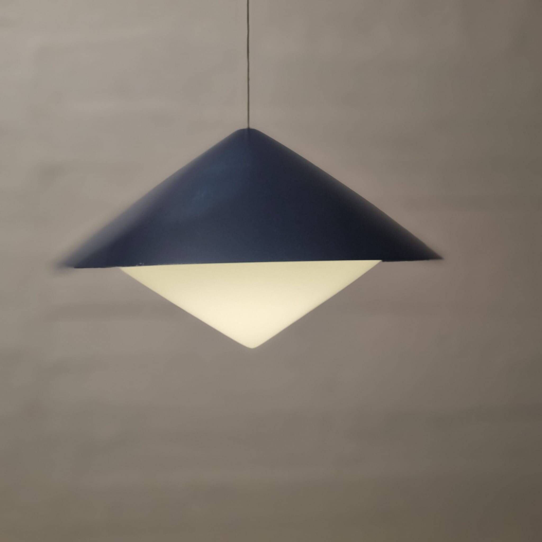 "Kuli" blue and white ceiling lamp 1960s - Svea Winkler Orno Finland | Vintage design lamps