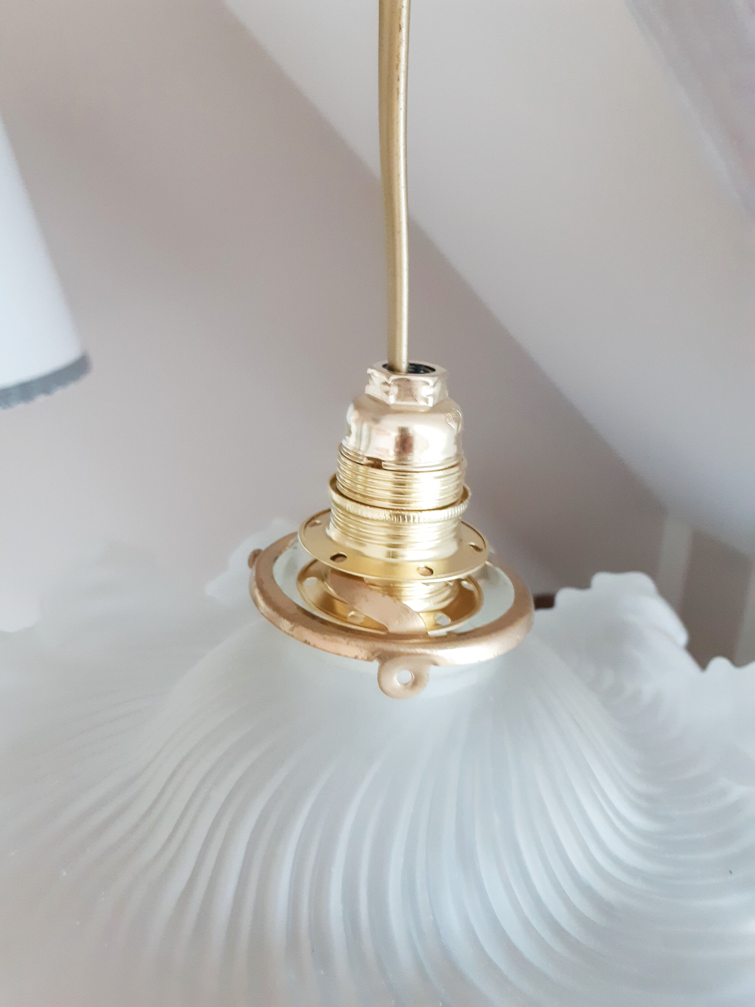 Suspension in frosted white opaline