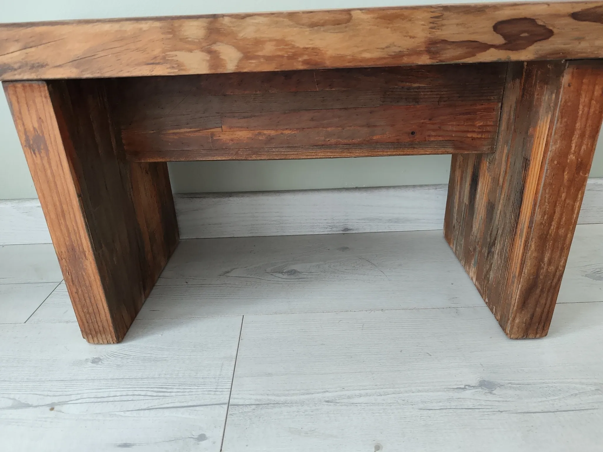 Petit banc rustique en bois
