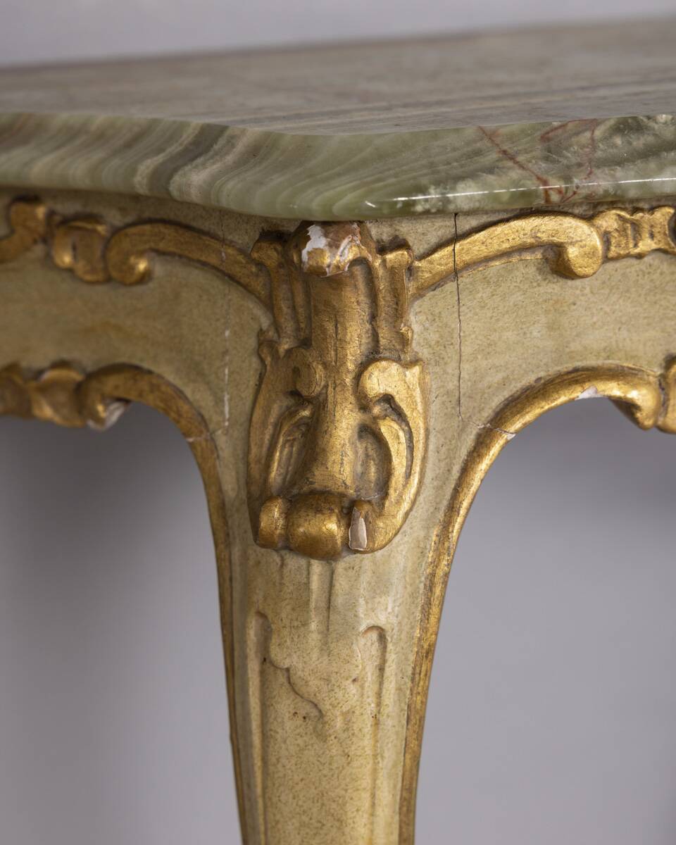 EARLY 20TH CENTURY BAROQUE-STYLE GOLDEN WOOD AND ONYX WALL CONSOLE TABLE