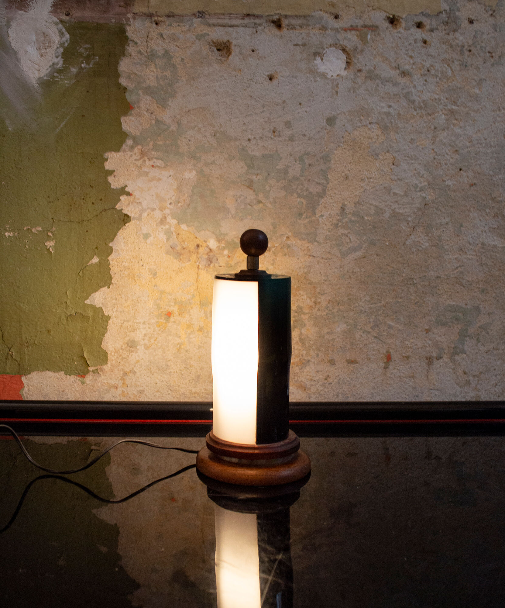 Table lamp in wood and plexiglass black and white Italy 50s