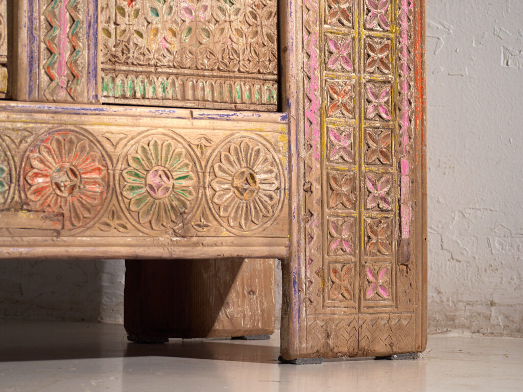 Polychrome carved antique buffet in pine – Xinjiang, circa 1900