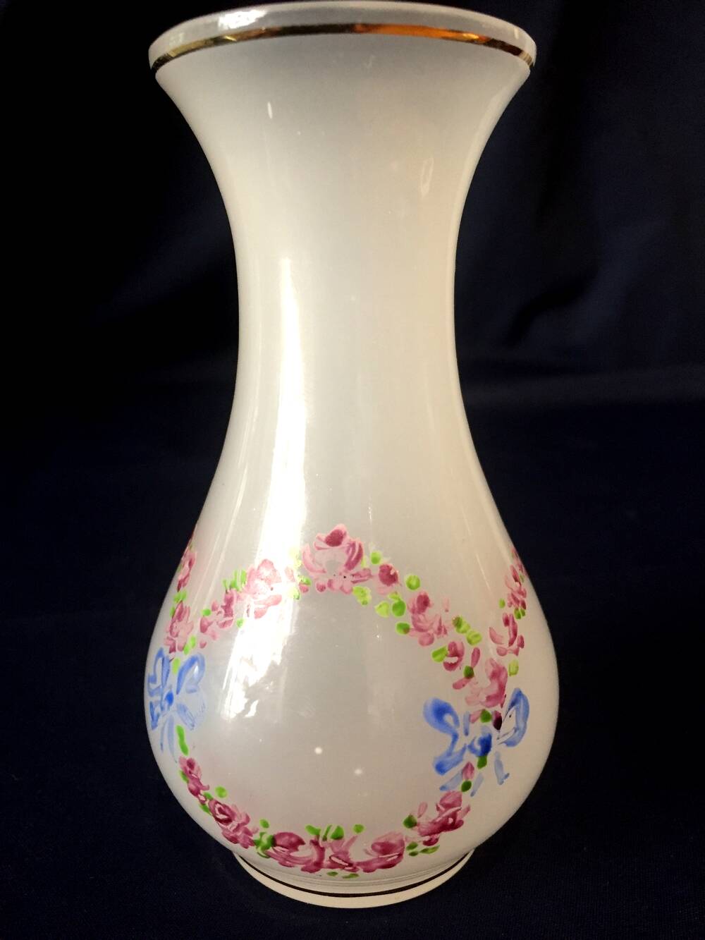 Small soliflore vase in white opaline with floral decor
