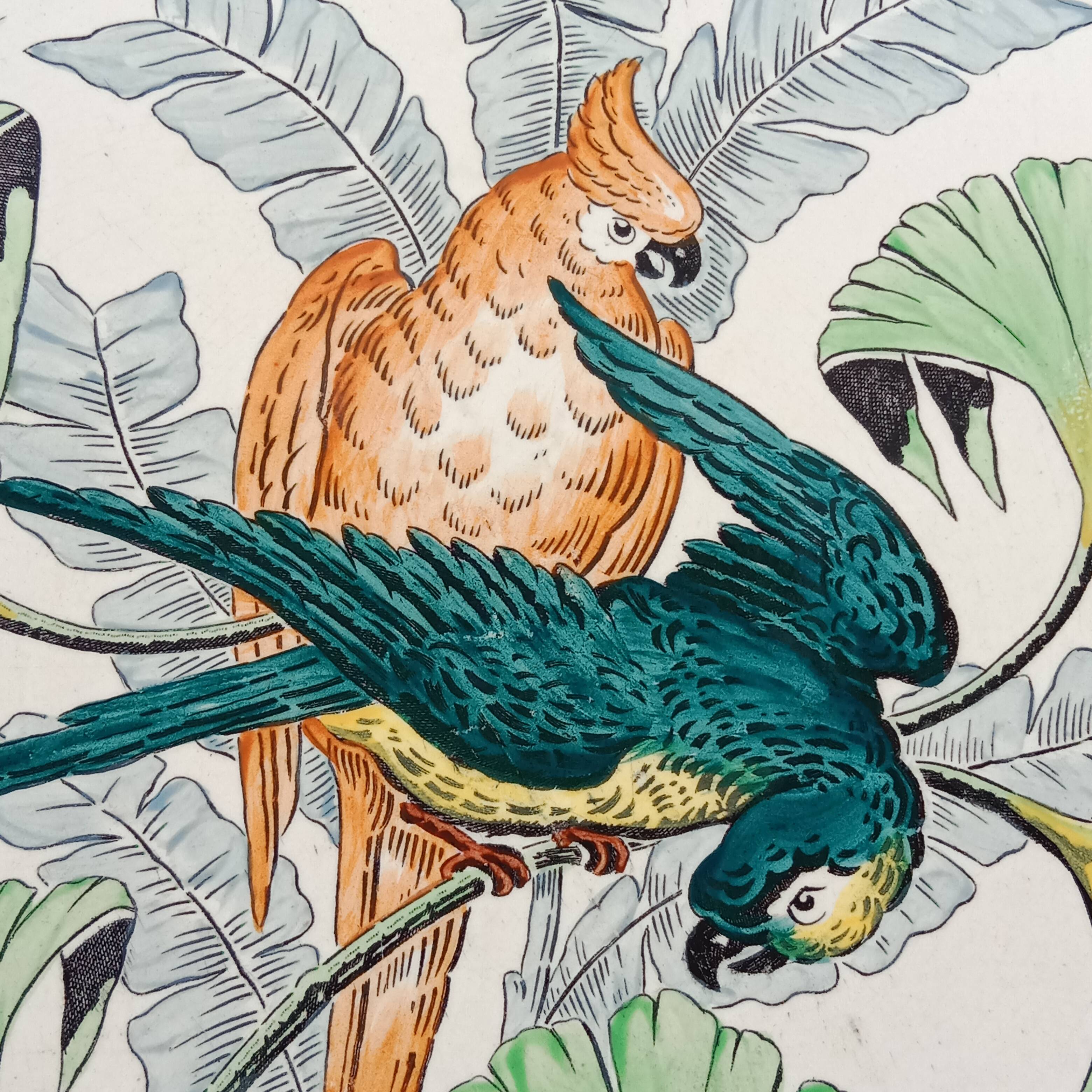 Plat rond à décor de perroquets dans la jungle, circa 1900