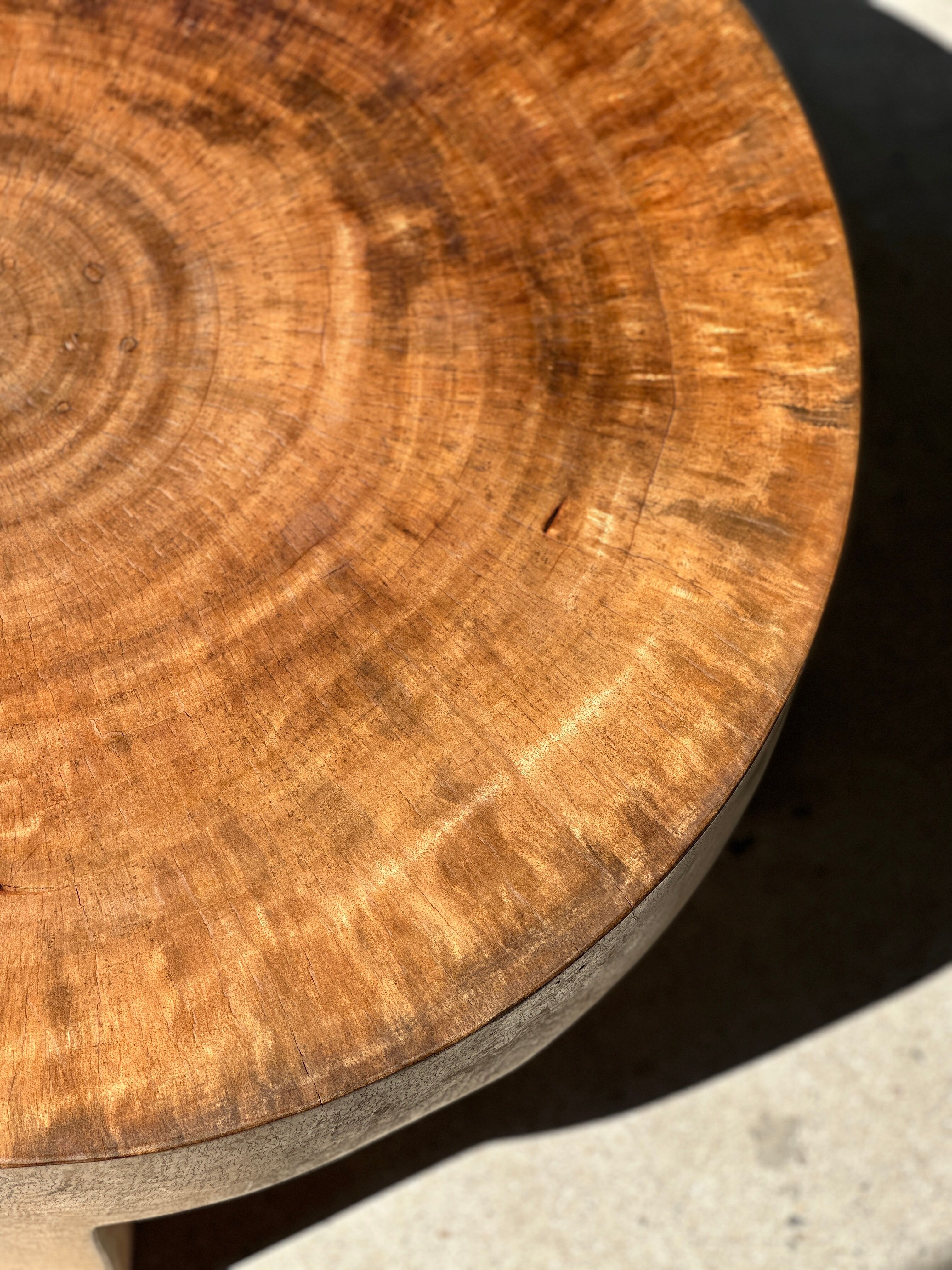 Quadripod coffee table in solid wood monoxyl natural color (dark)