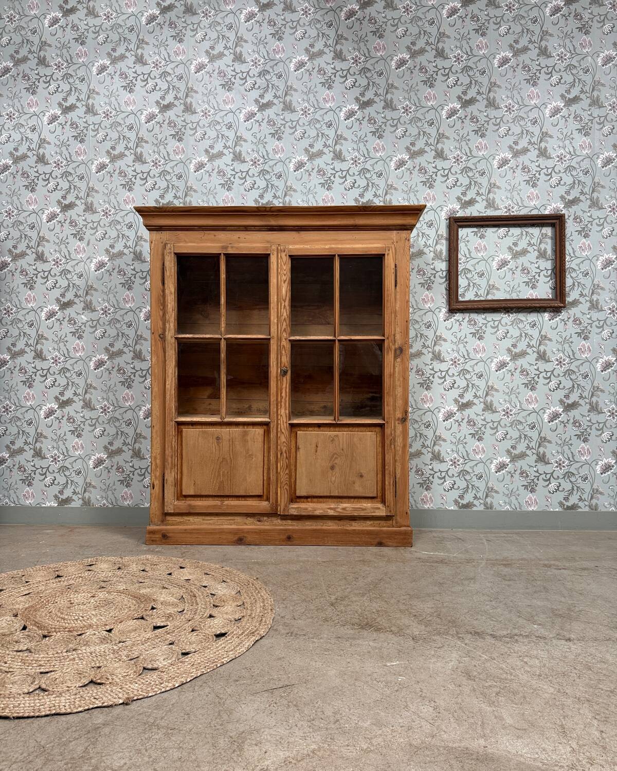 Chic display cabinet in pine (renovated)