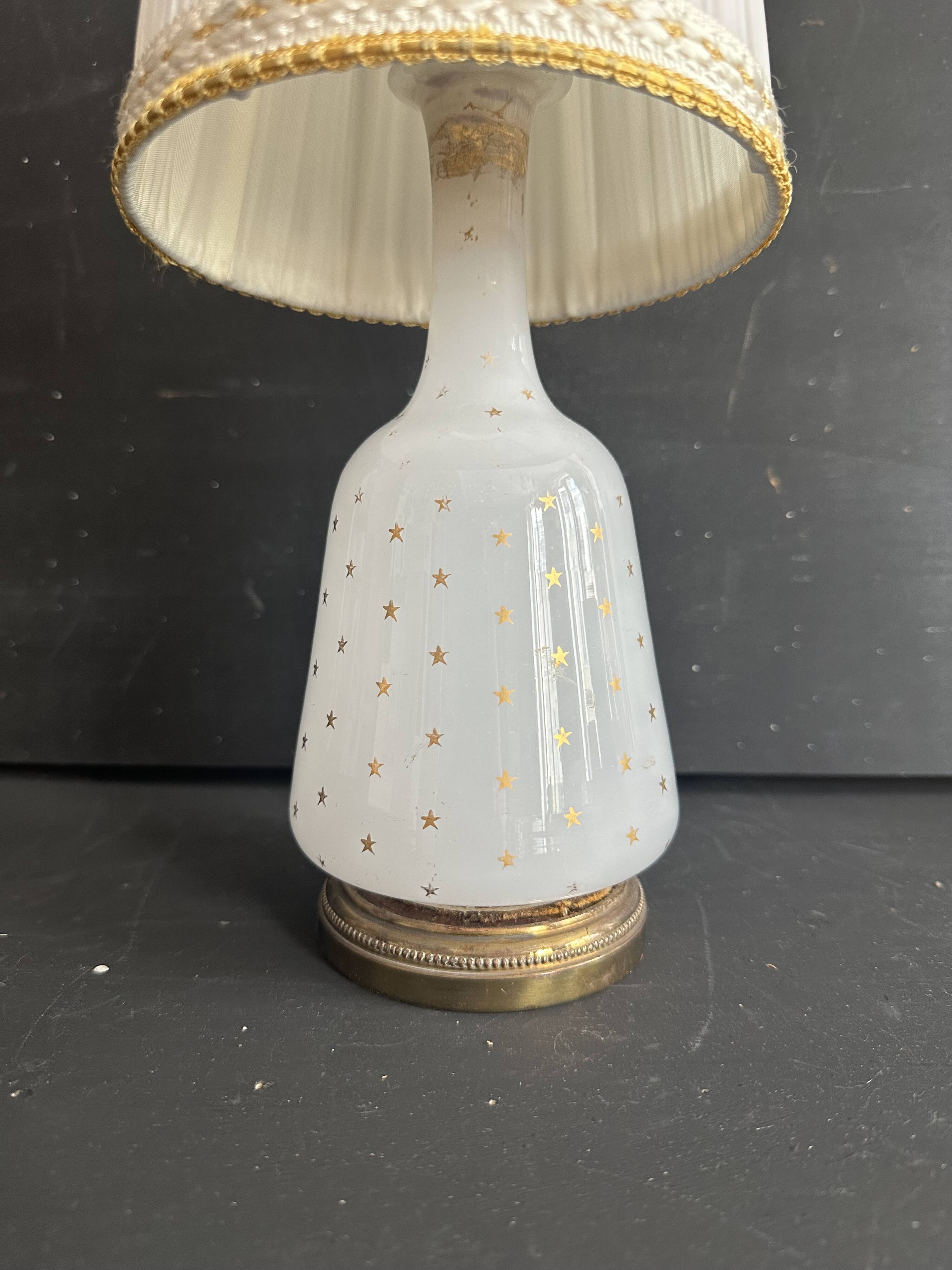 Lampe Napoléon III en opaline blanche aux étoiles dorées