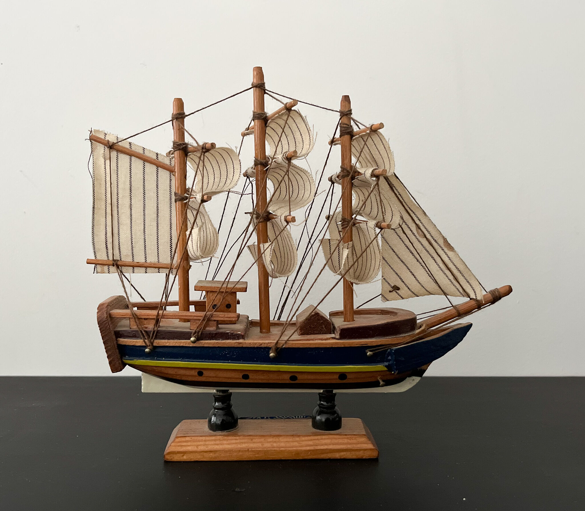 Model sailboat Endea Vour