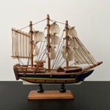 Model sailboat Endea Vour
