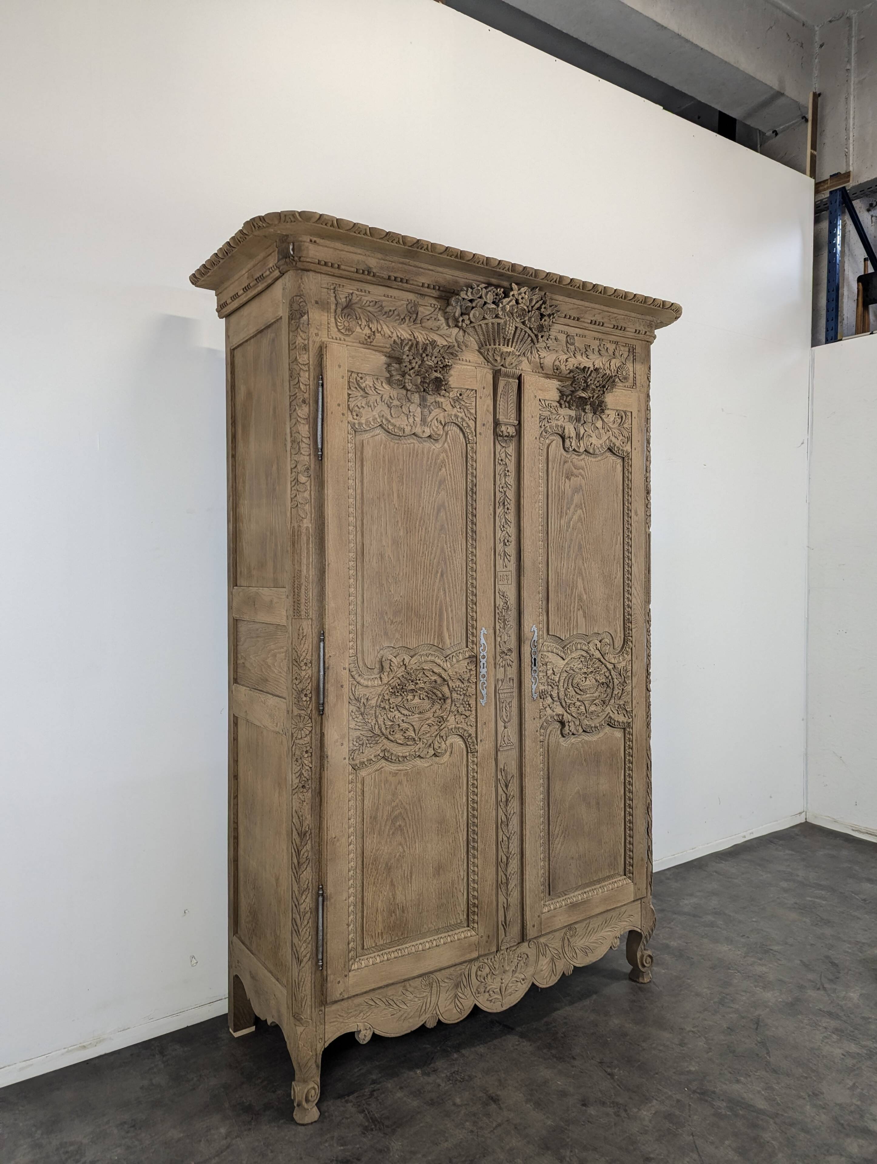 Armoire normande décapée richement sculptée