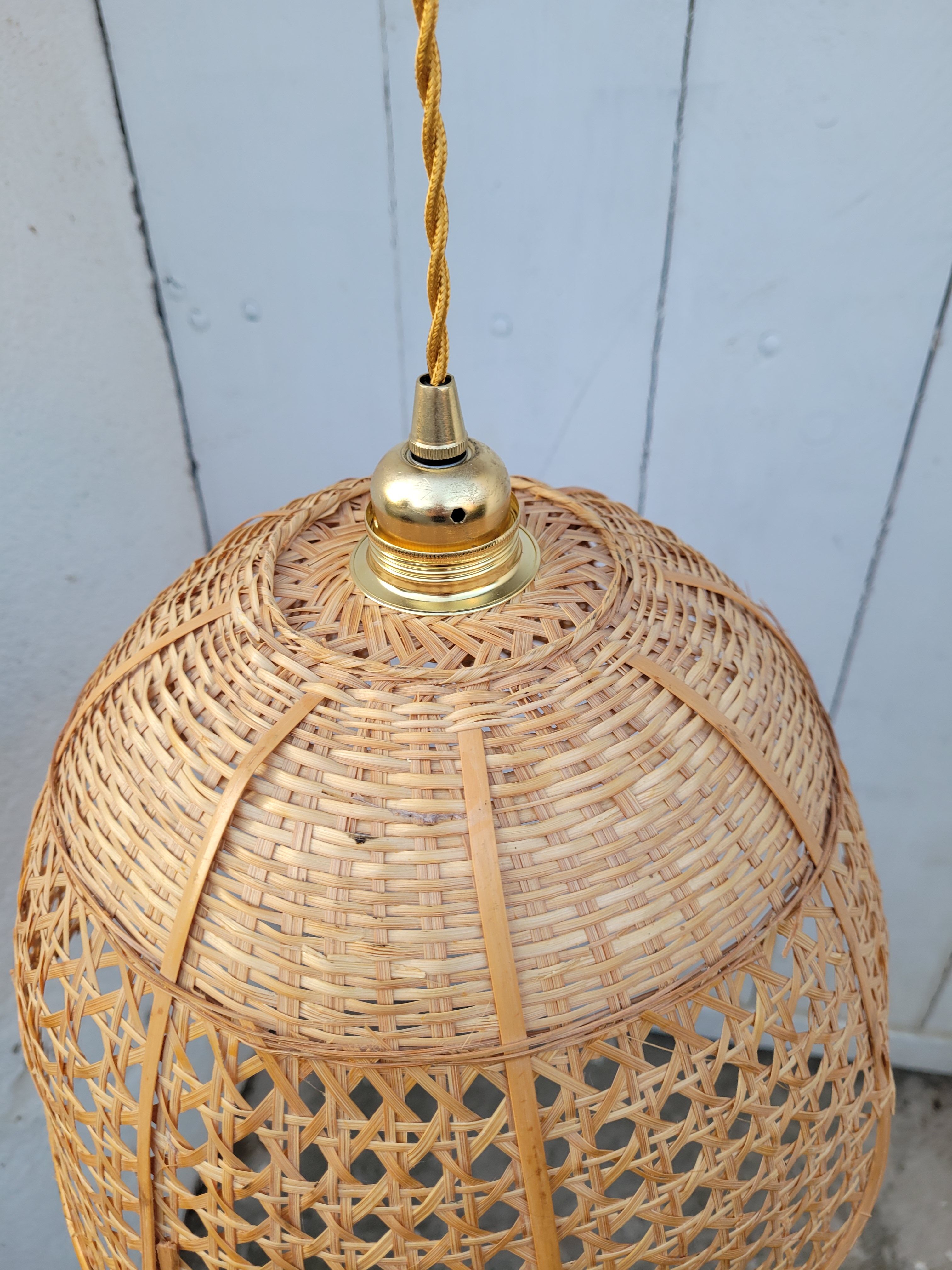 Openwork rattan suspension