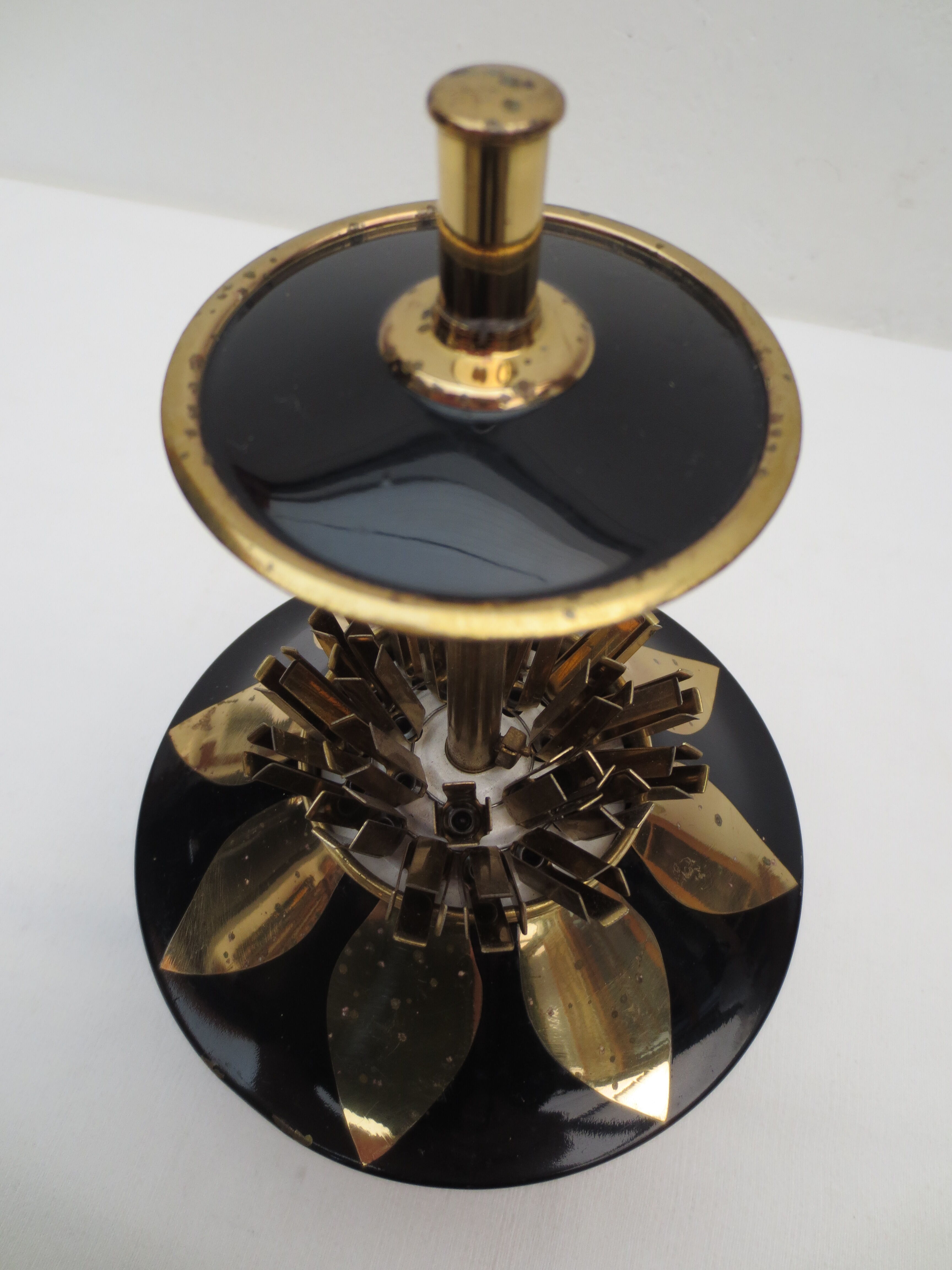 Telescopic cigarette holder in metal mushroom shape