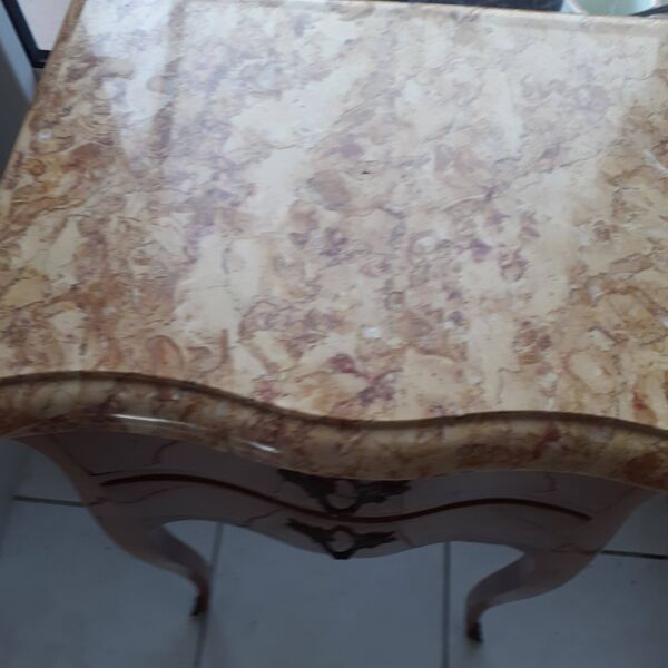Table de nuit en bois de rose. Dessus marbre. 2 Tiroirs.