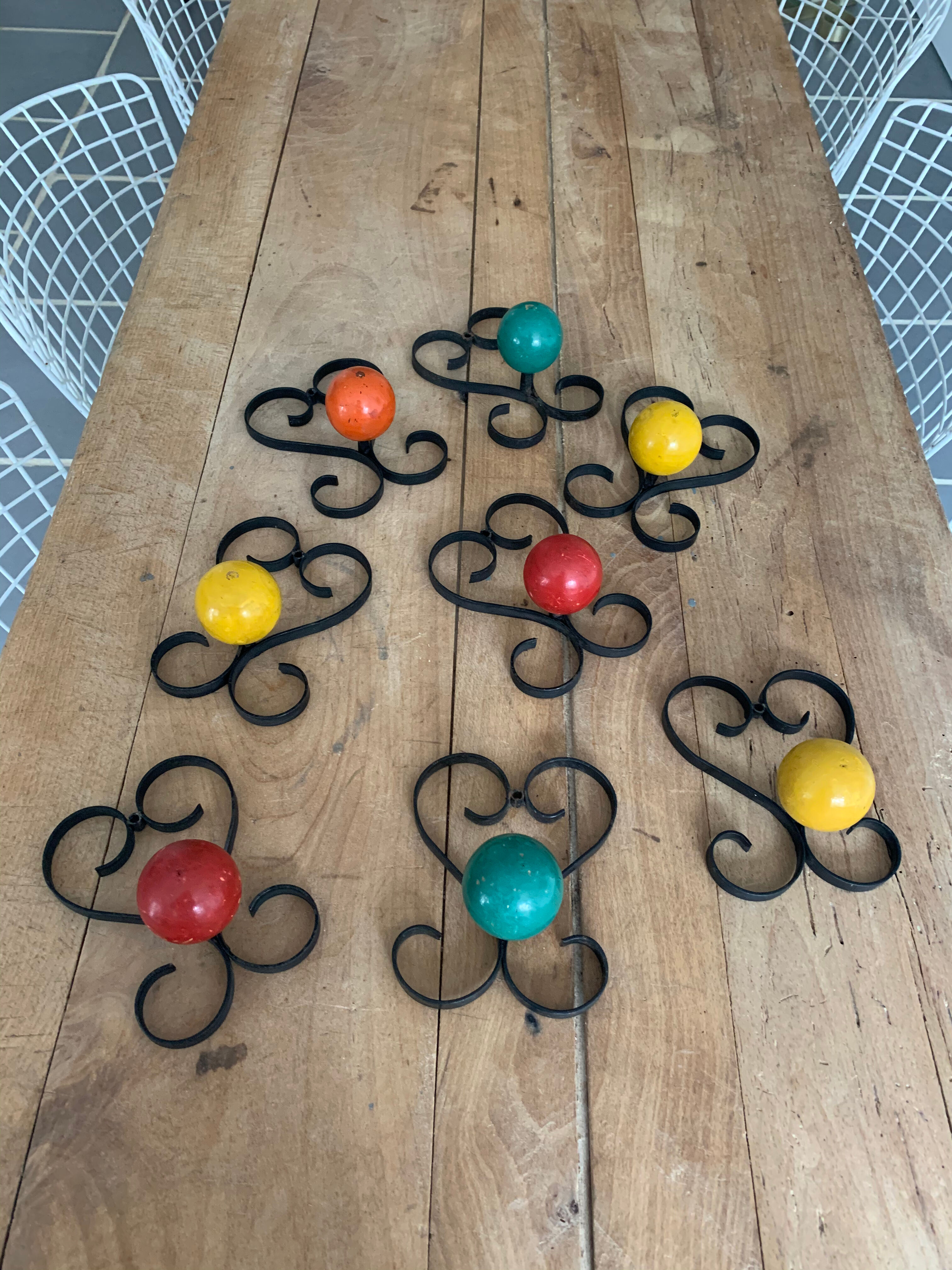 8 patères métal et bois vintage