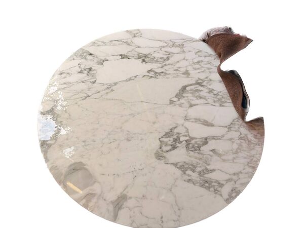 Eero Saarinen pour Knoll. Table ronde Ø 137 cm, marbre Calacatta, 2021