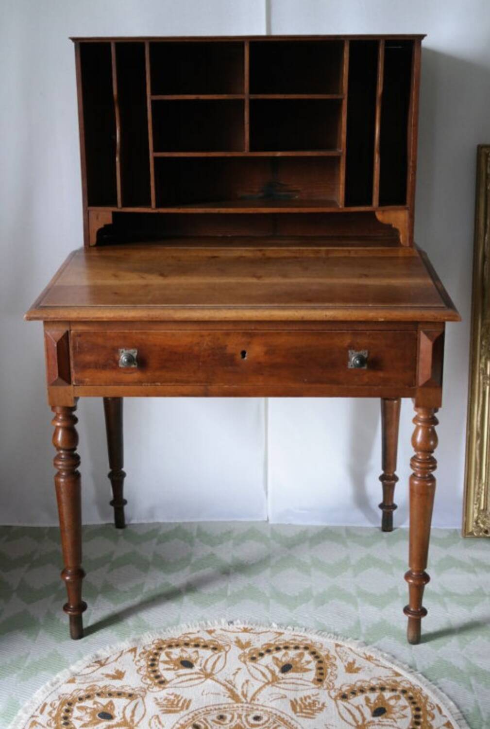 Secrétaire trieur à pente en noyer