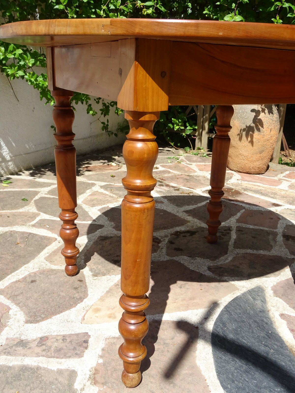 Table ovale bois fruitier