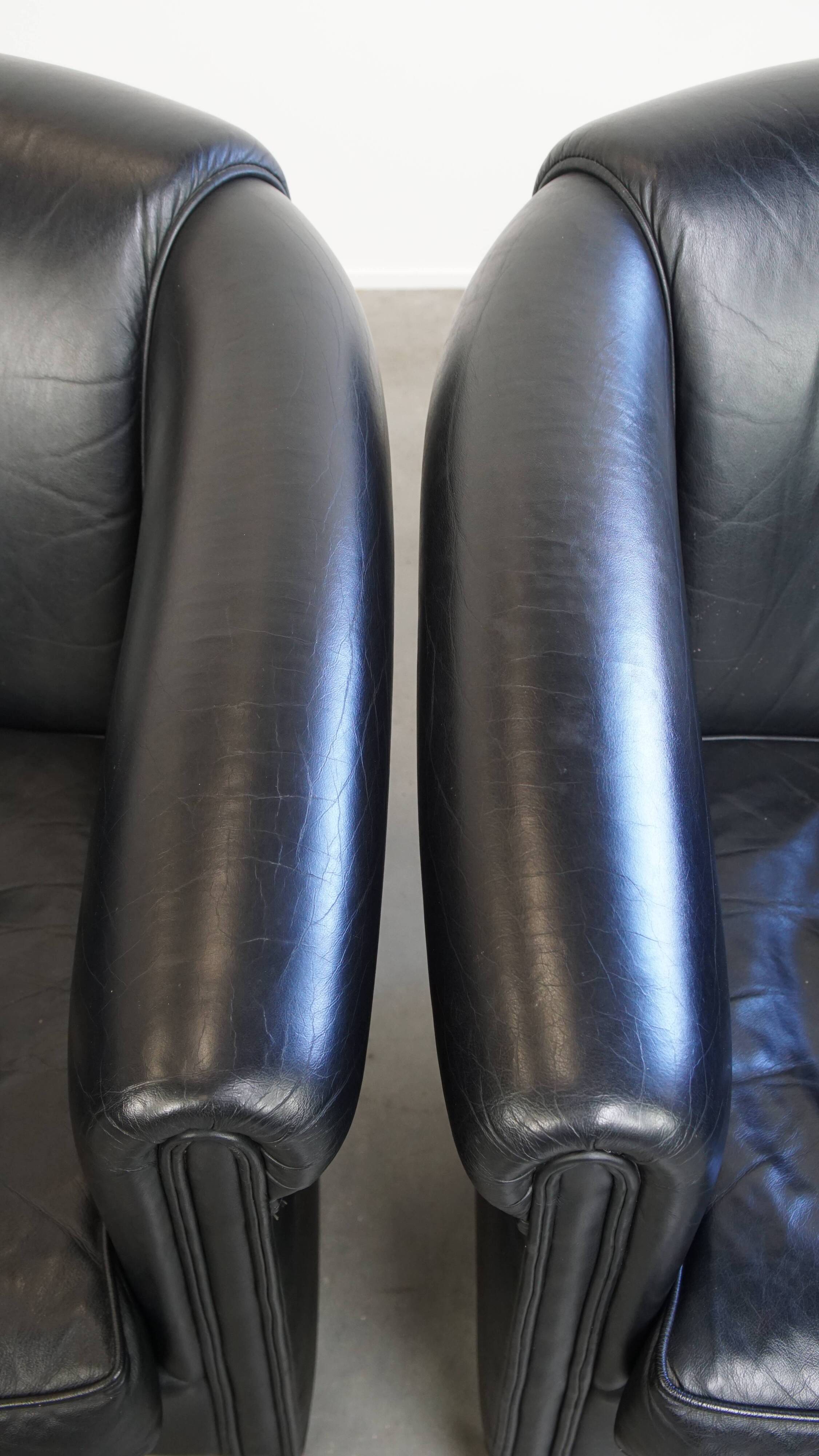 Set of 2 Black Cowhide Leather Club Chairs in English Style