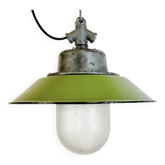 Suspension industrielle en émail vert et fonte, années 1960