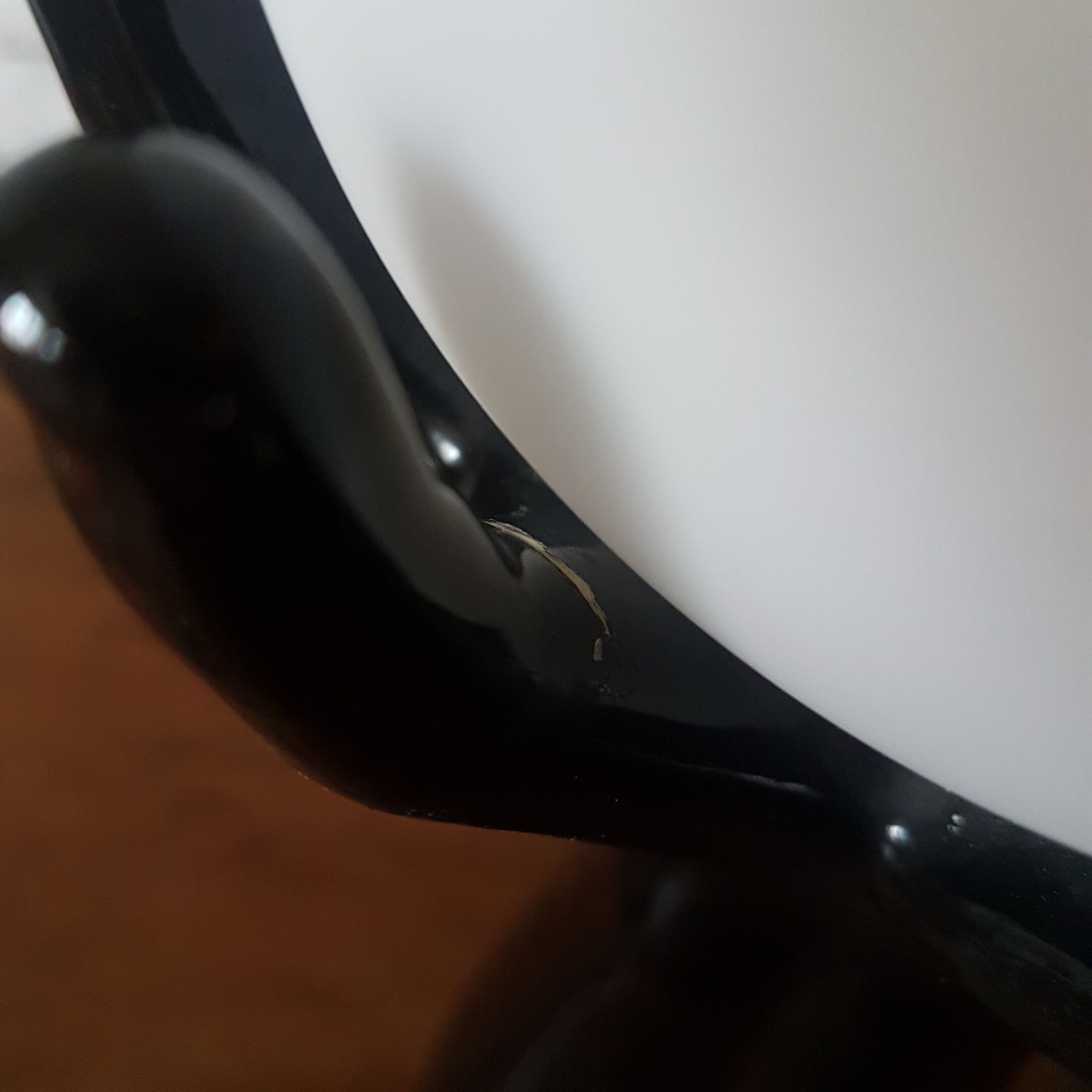 Black and white ceramic hand lamp