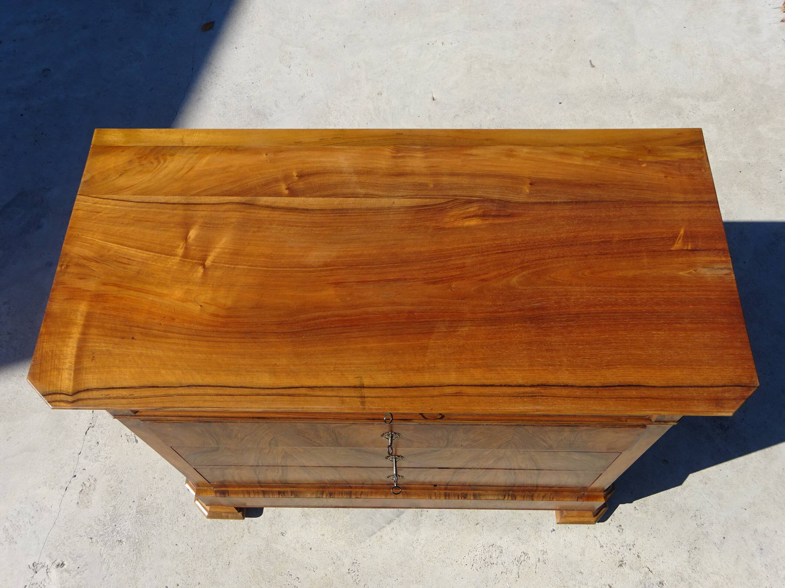 Commode en noyer et ronce de noyer style Louis Philippe