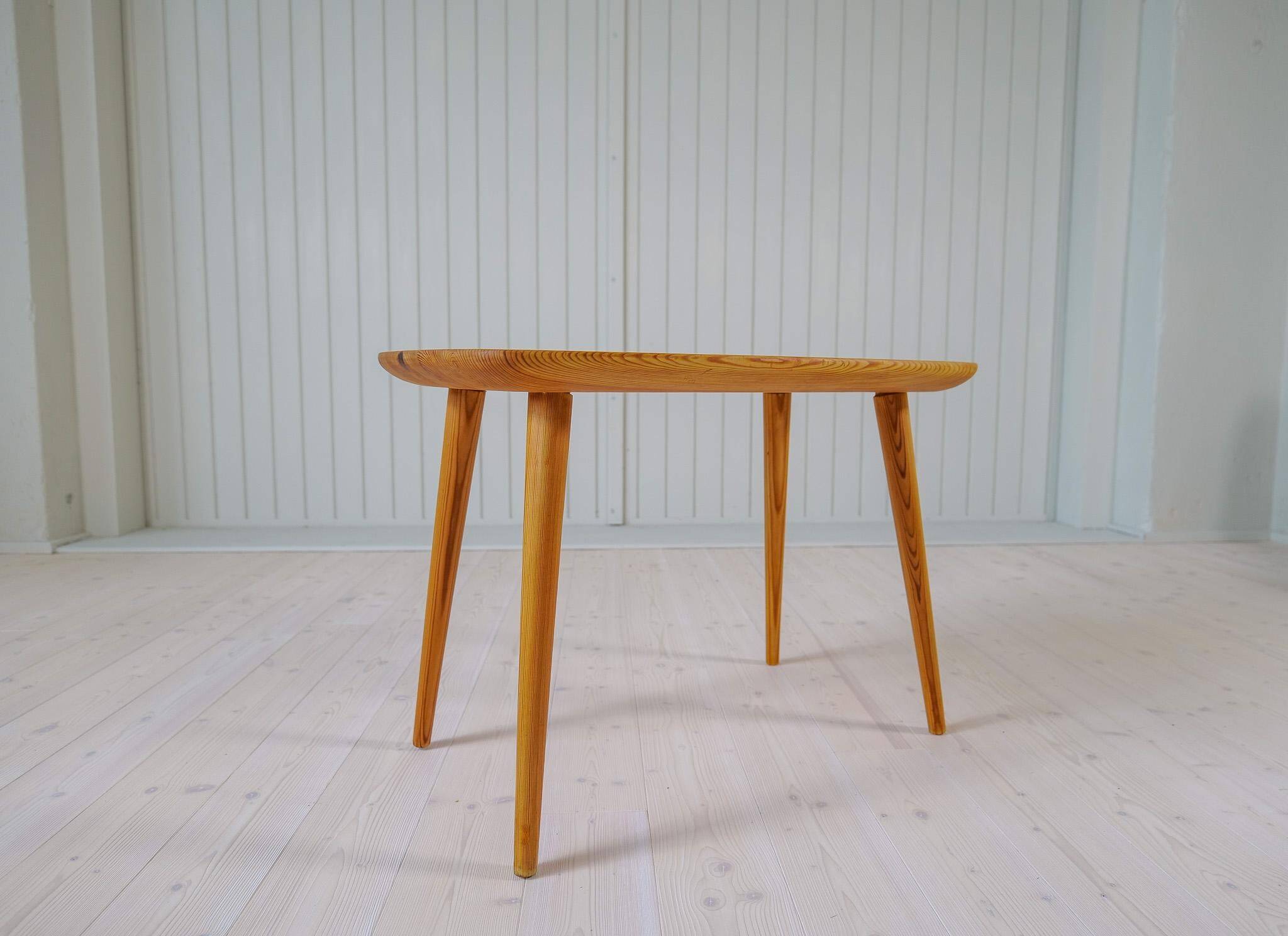 Table basse moderne du milieu du siècle en pin Suède 1940s