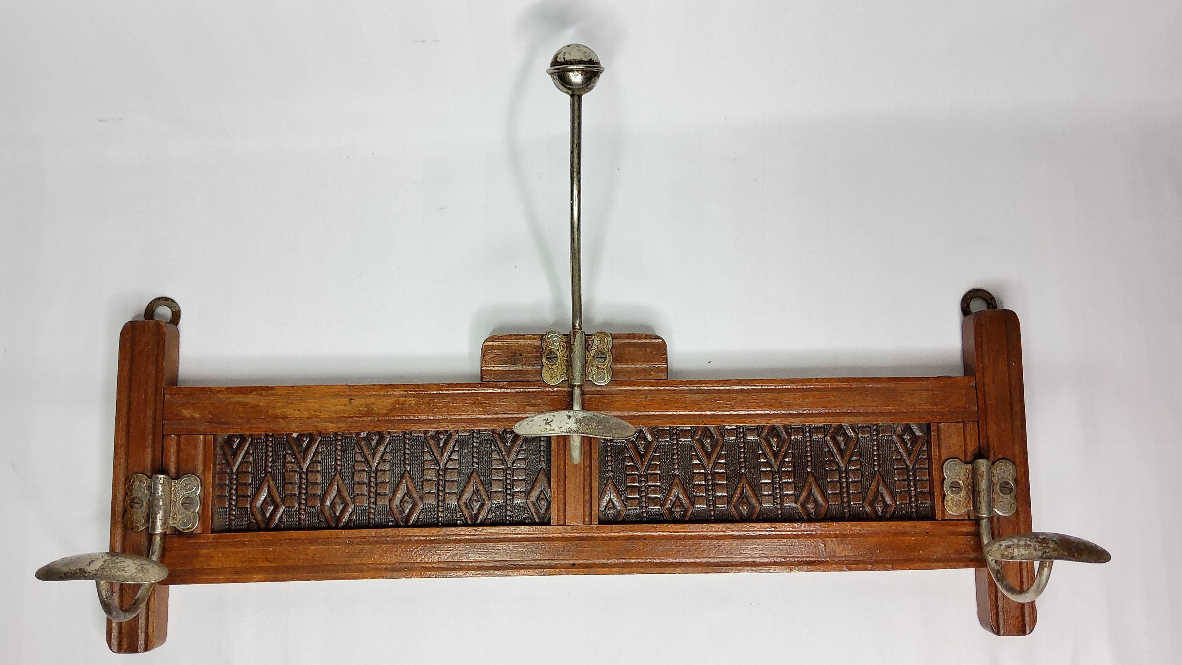 Portemanteau 1900 en métal et bois estampillé Innova, 3 patères