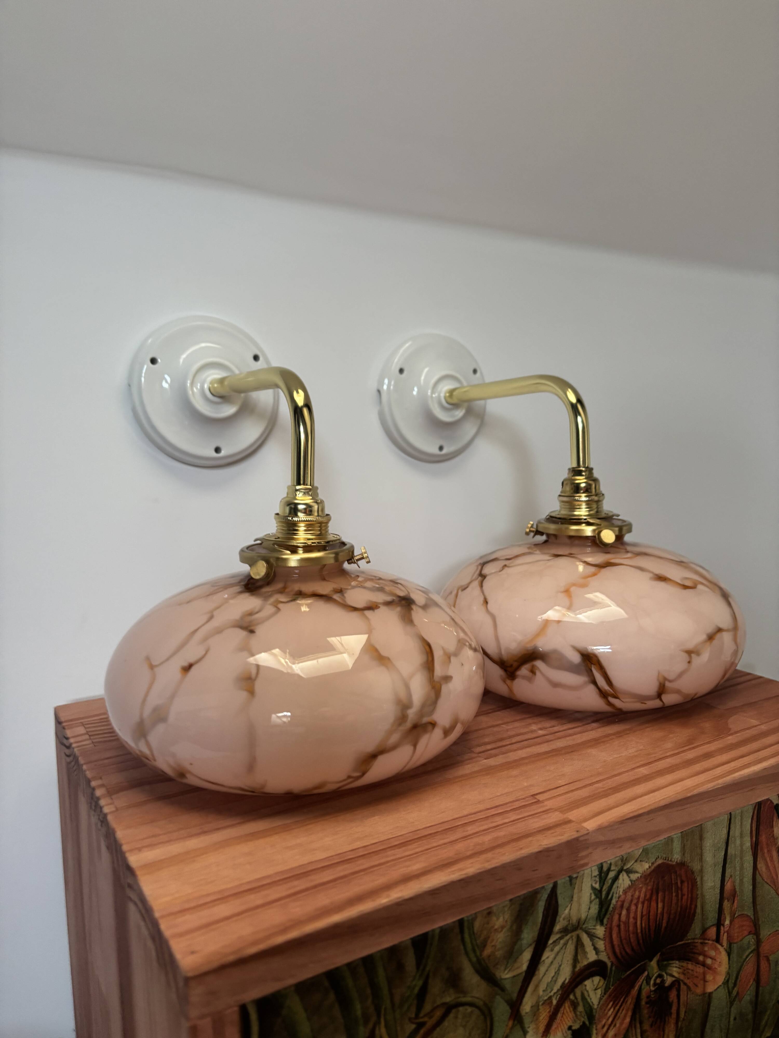 Paire d’appliques murales Art Déco en opaline marbrée