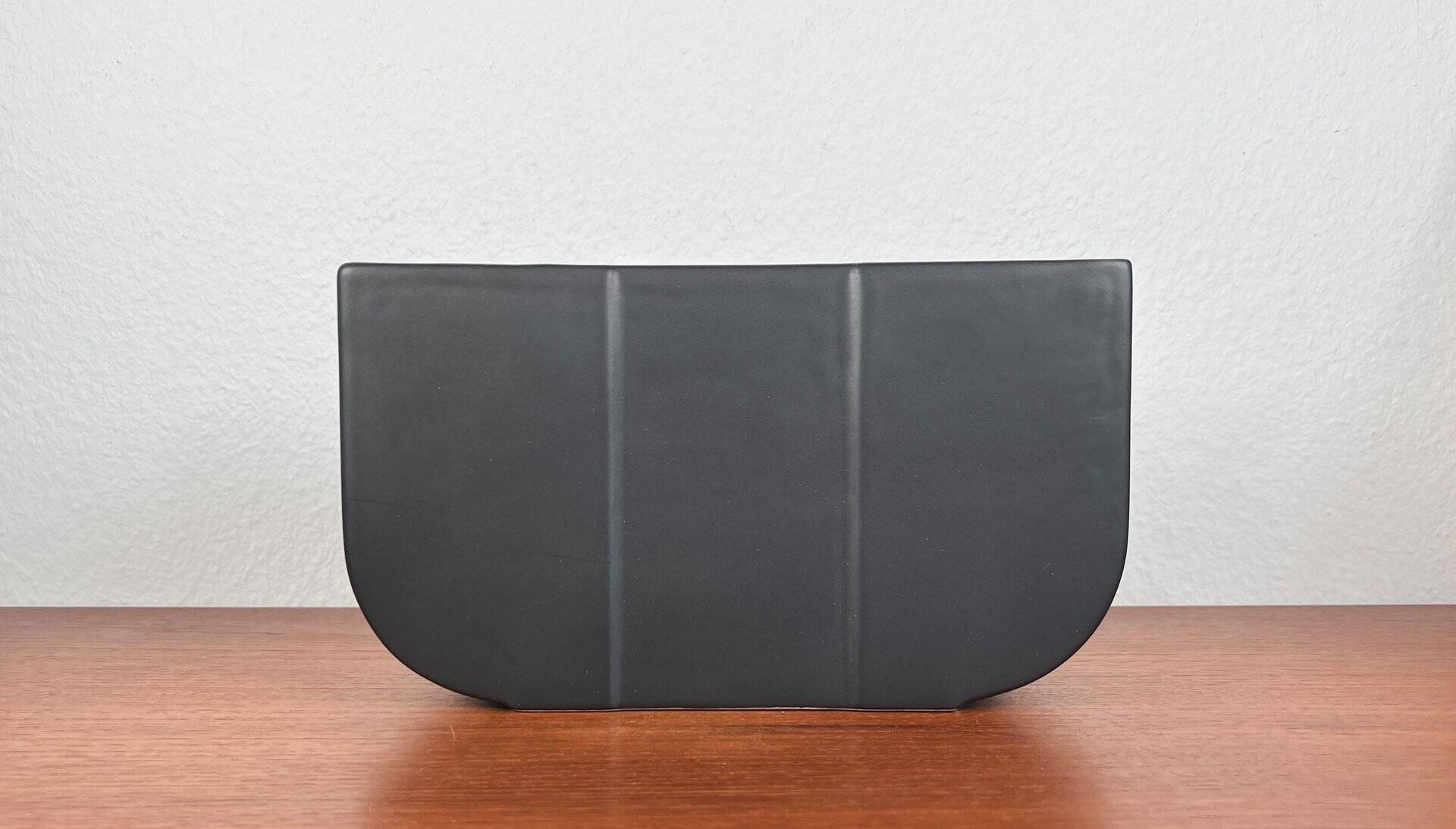 Postmodern minimalist ceramic vase from the Asa collection, 1980s.
