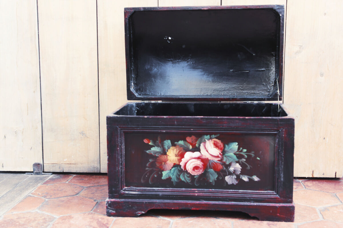 Lacquered wood chest, Napoleon III style