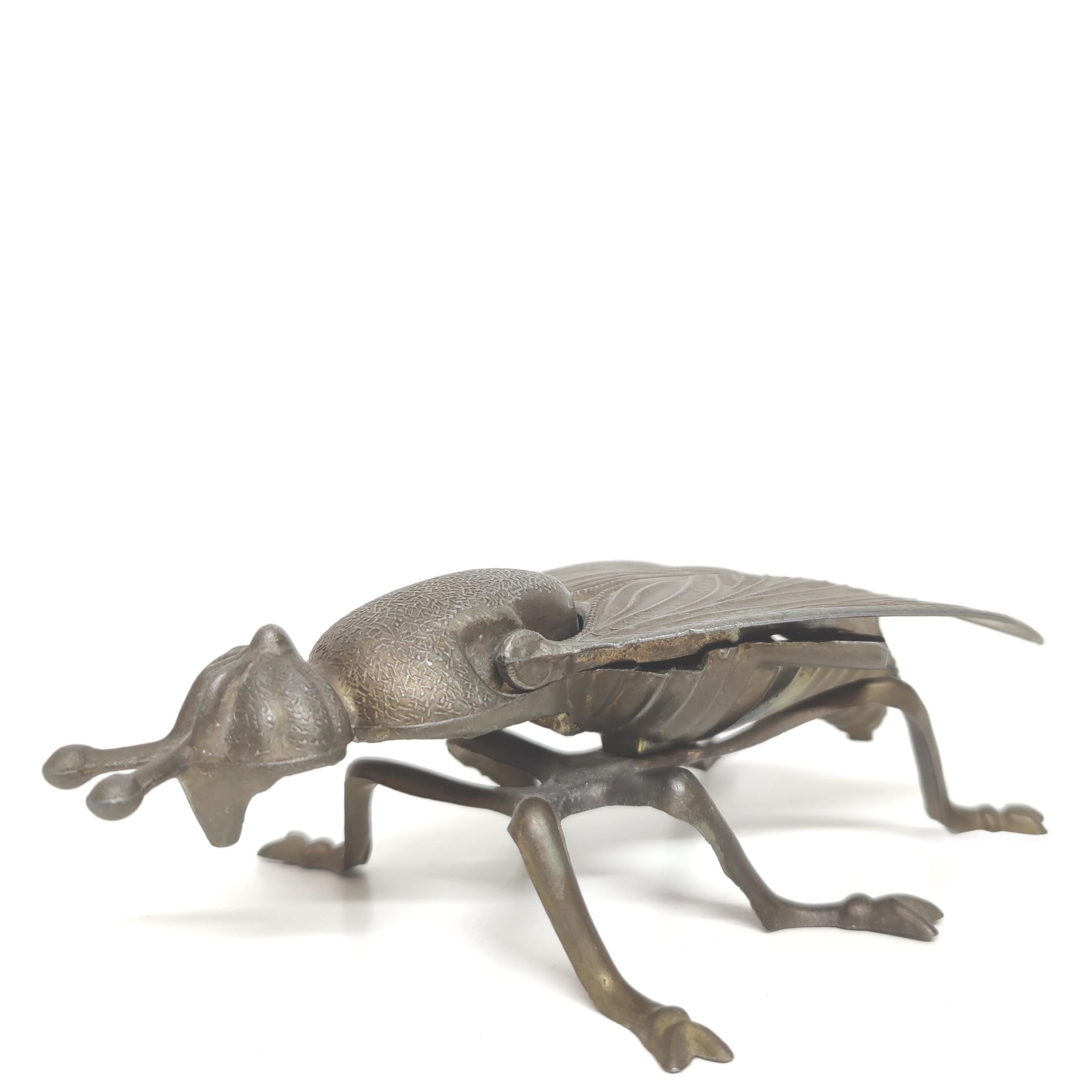 Metal fly ashtray