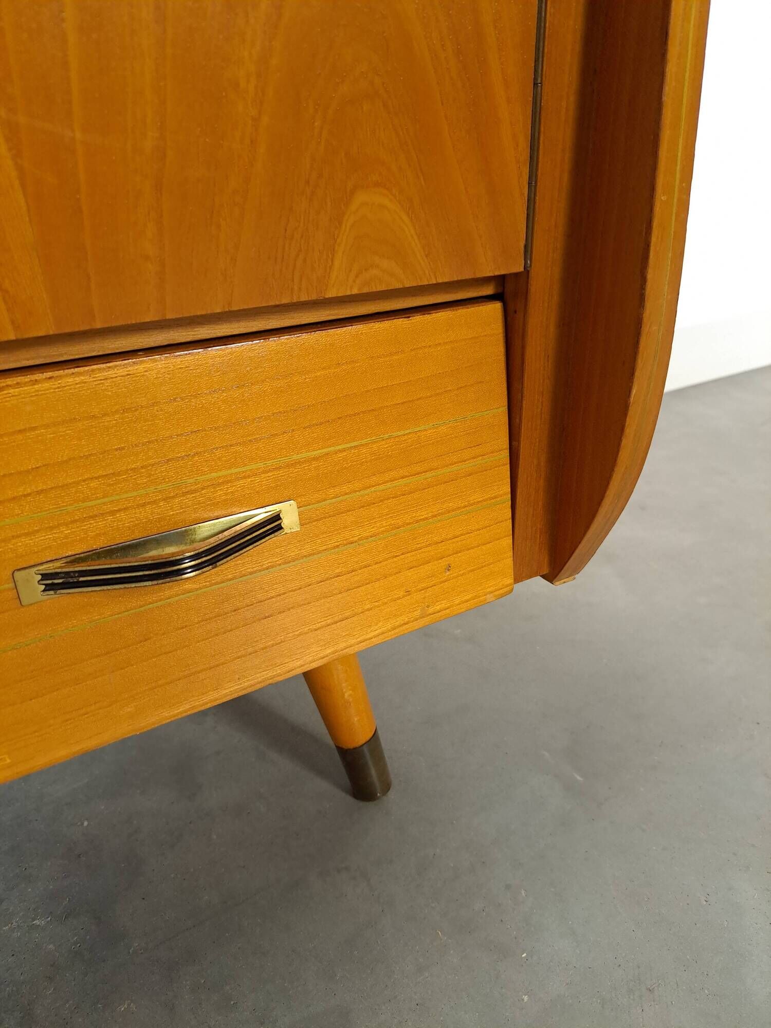 Meuble TV audio avec poignées en laiton et pieds inclinés.