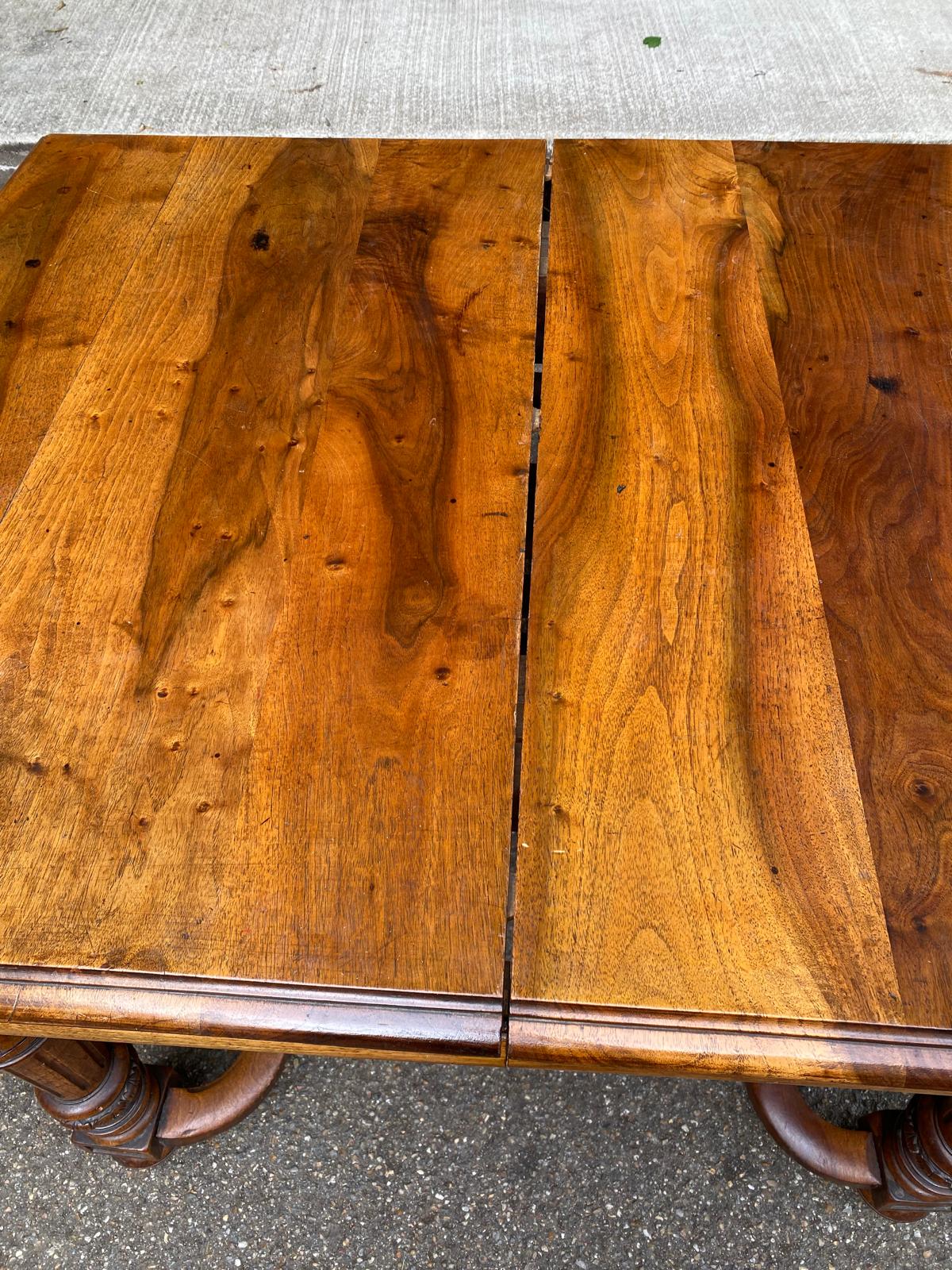 Henri II extendable dining table in solid walnut from the 19th century, 310cm.