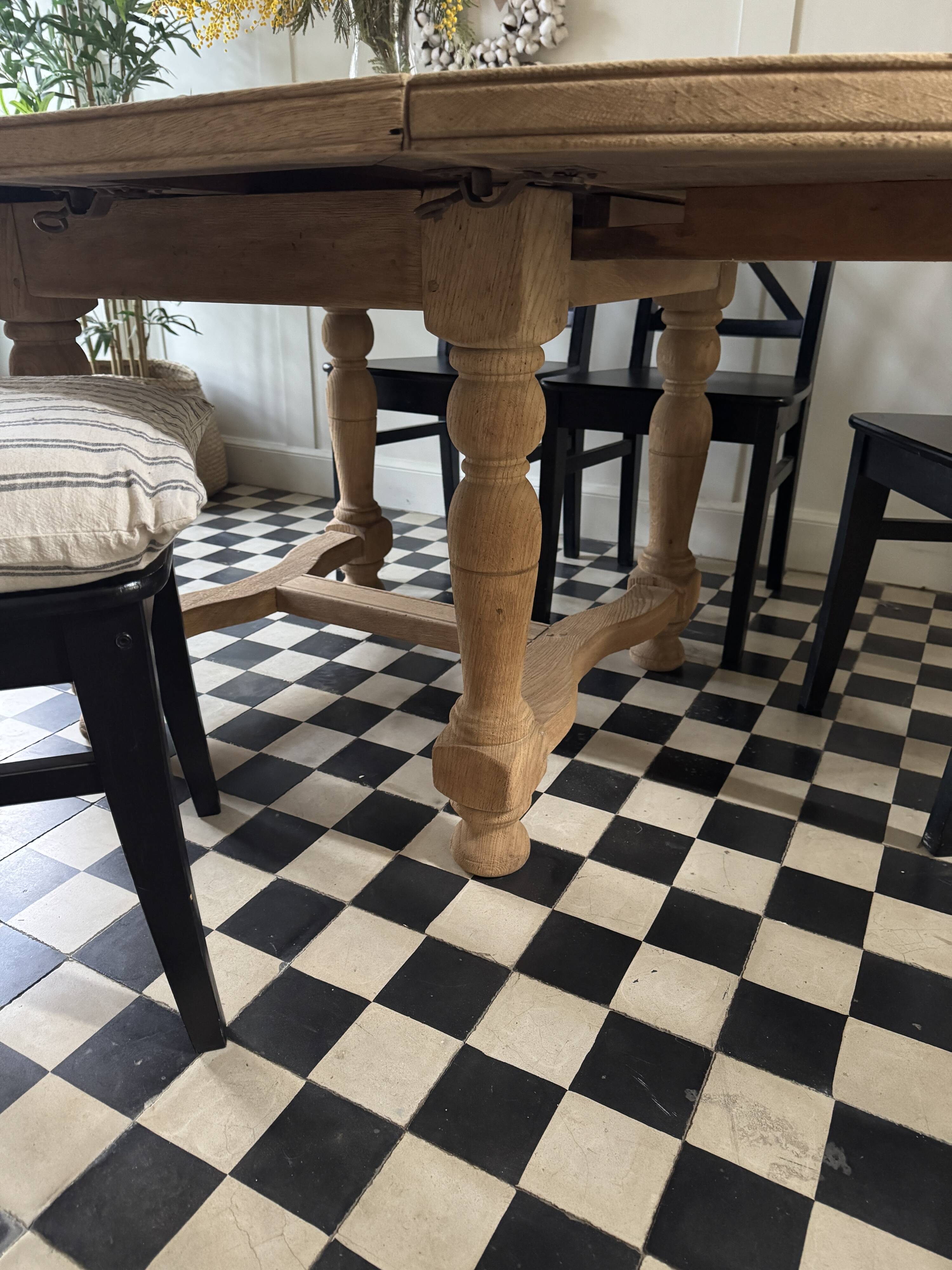 Extendable solid oak table