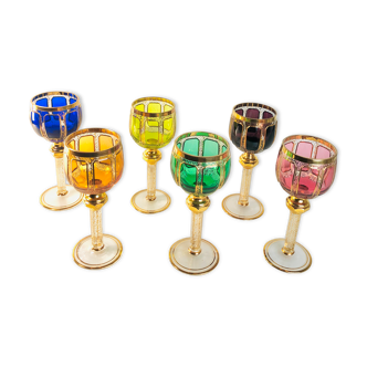 Ensemble de 6 verres à vin Roemer en cristal de différentes couleurs. or 24k
