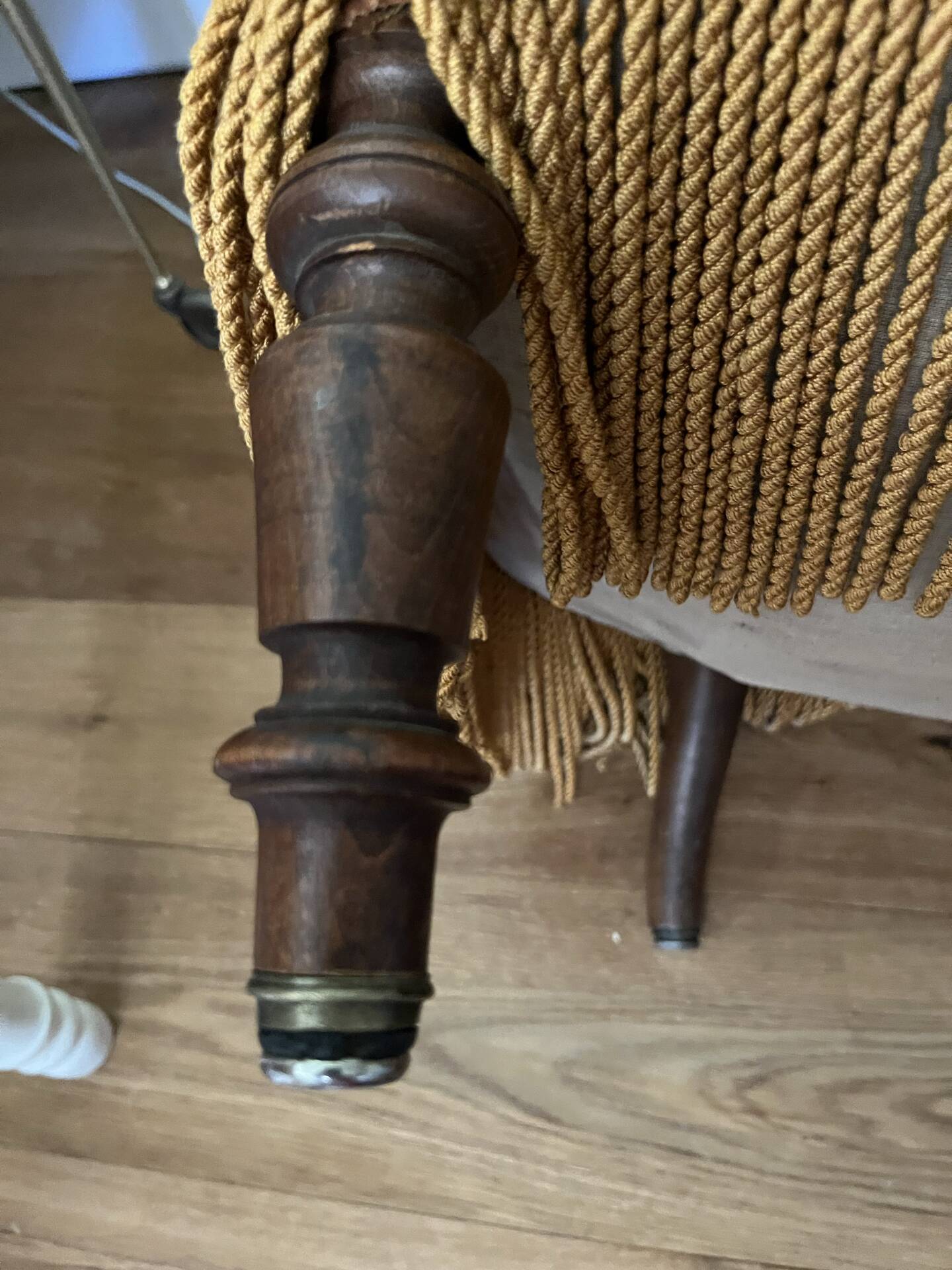 Joli fauteuil crapaud ancien velours moutarde