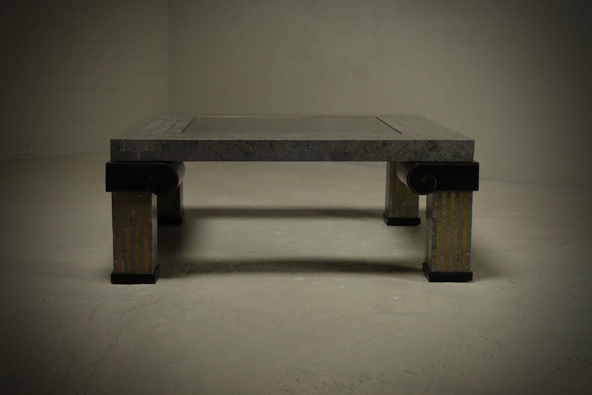 Grande table basse en pierre tessellée et en laiton Maitland-Smith des années 1980.