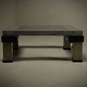 Grande table basse en pierre tessellée et en laiton Maitland-Smith des années 1980.