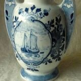 Paire de vases en faience de delft hollande decor marine bateaux