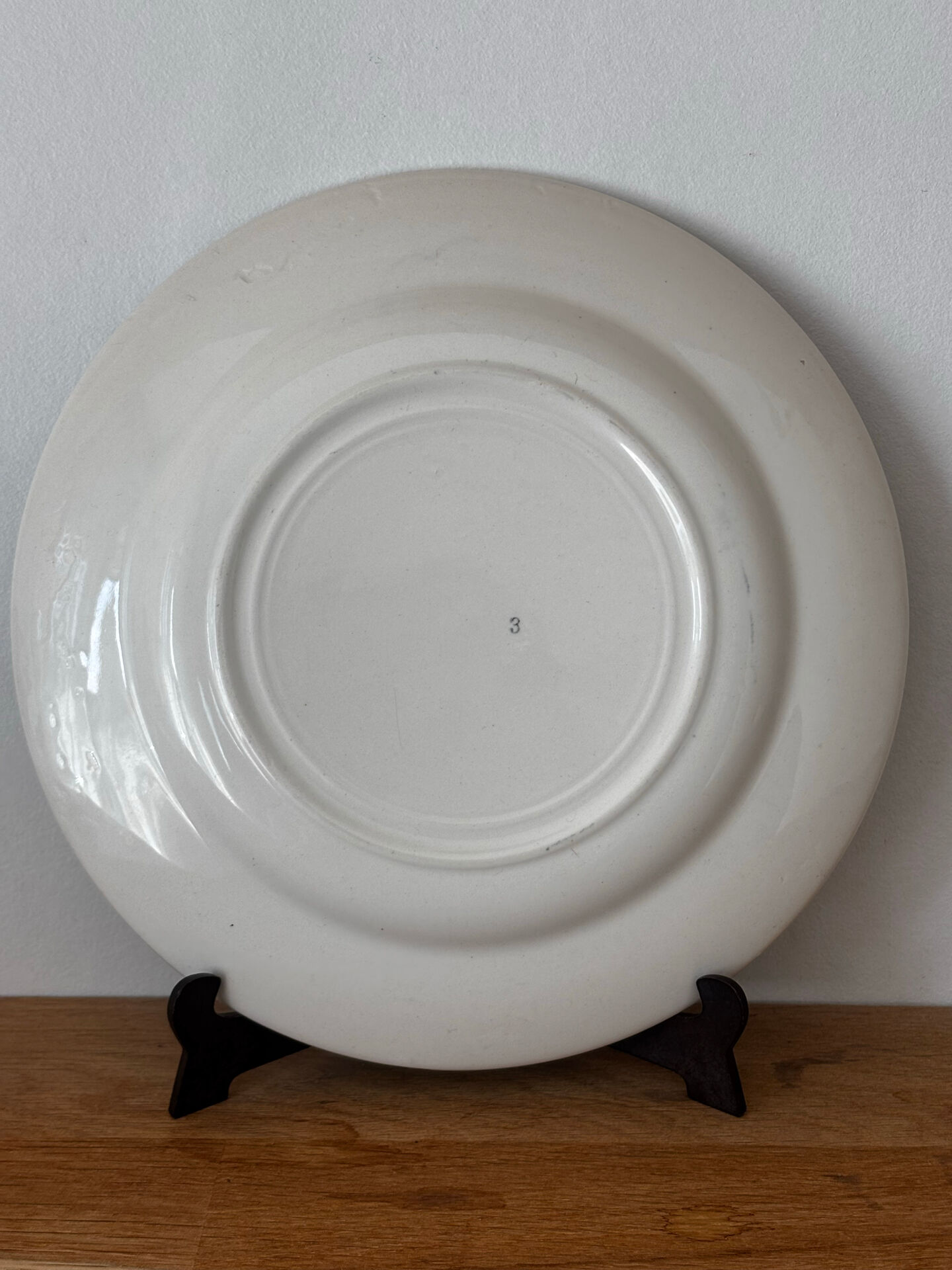 Ensemble de deux assiettes plates fleuries en faïence