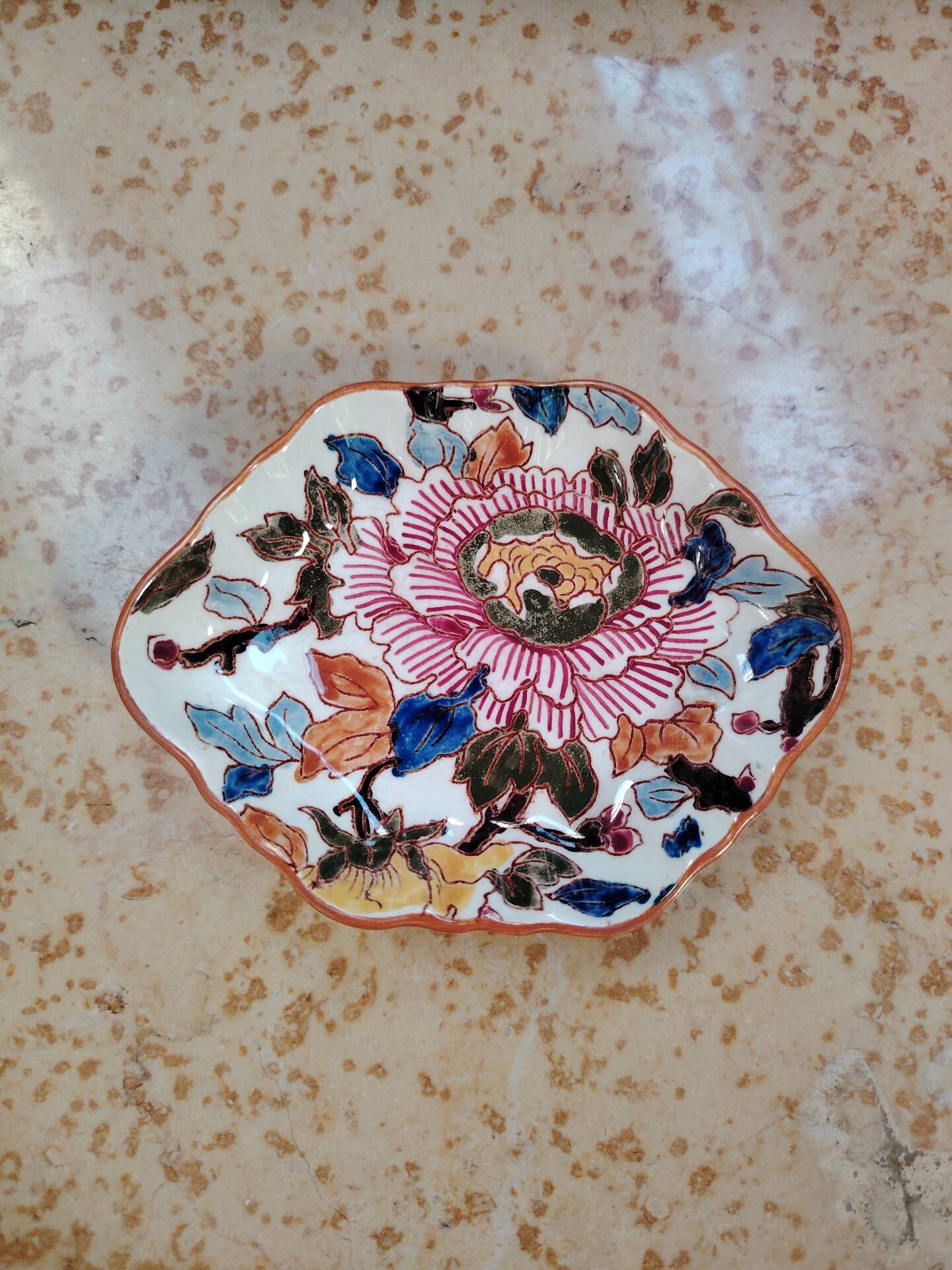 Empty pocket dish in Gien earthenware with peony decoration.
