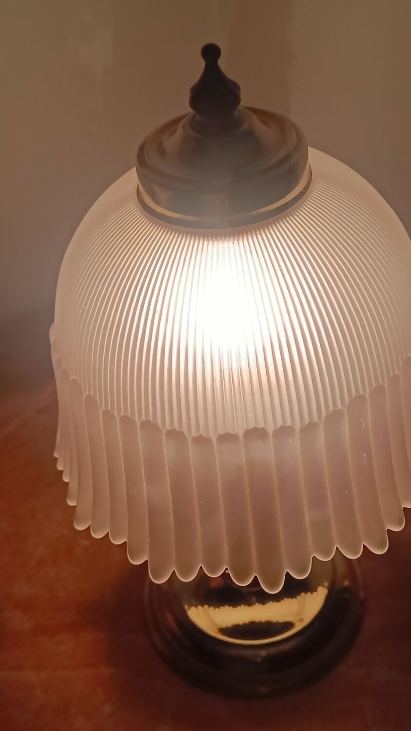Vintage table lamp in brass and pleated opaline glass.