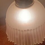 Vintage table lamp in brass and pleated opaline glass.