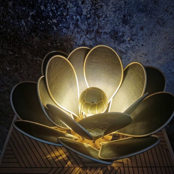 Lampe à poser fleur composée de pétales en rotin et lin vert sapin