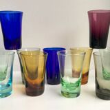 Ensemble de 11 verres à liqueur en verre coloré années 70