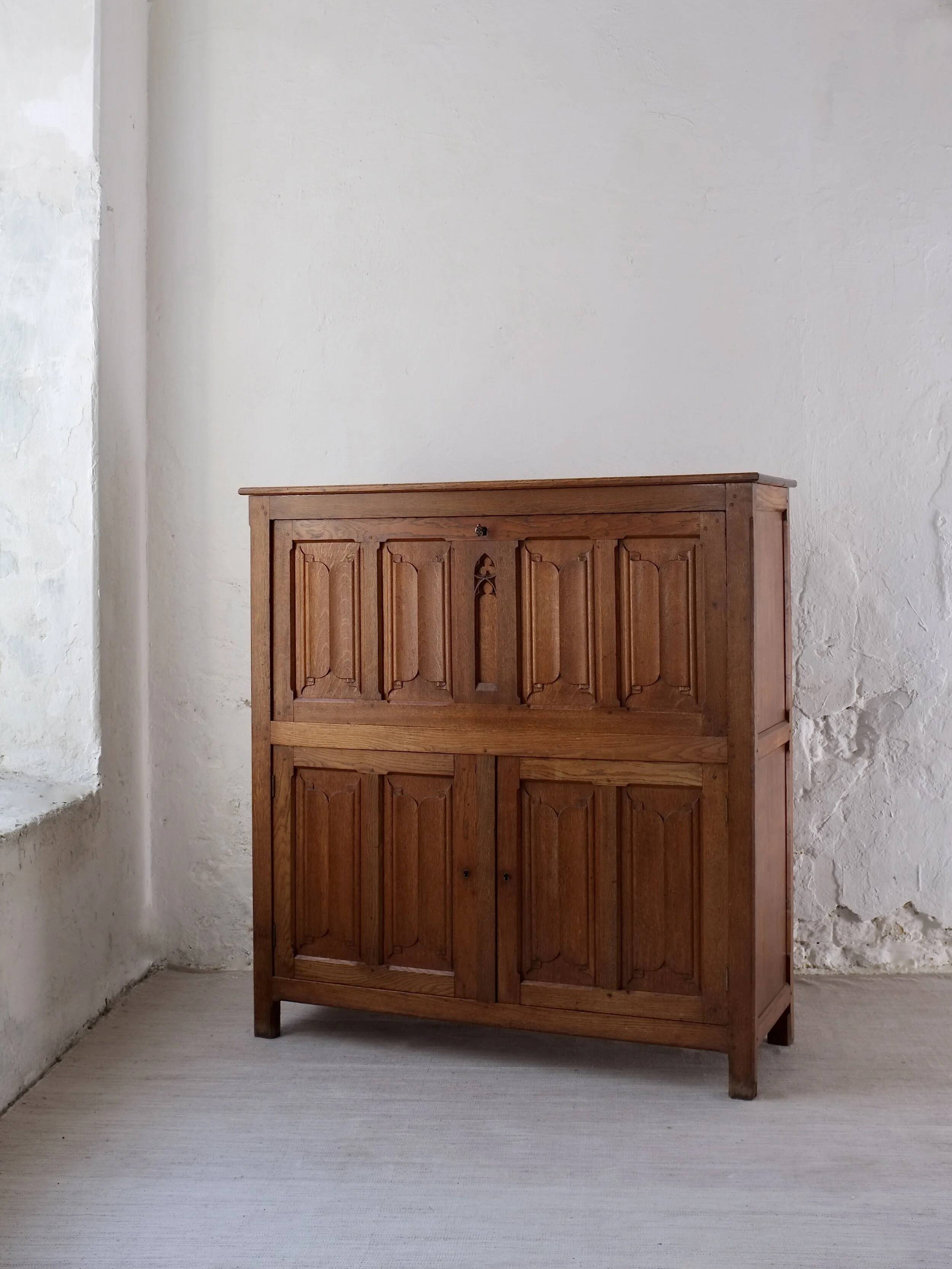 Gothic style carved oak cabinet | Belgium | 1900s